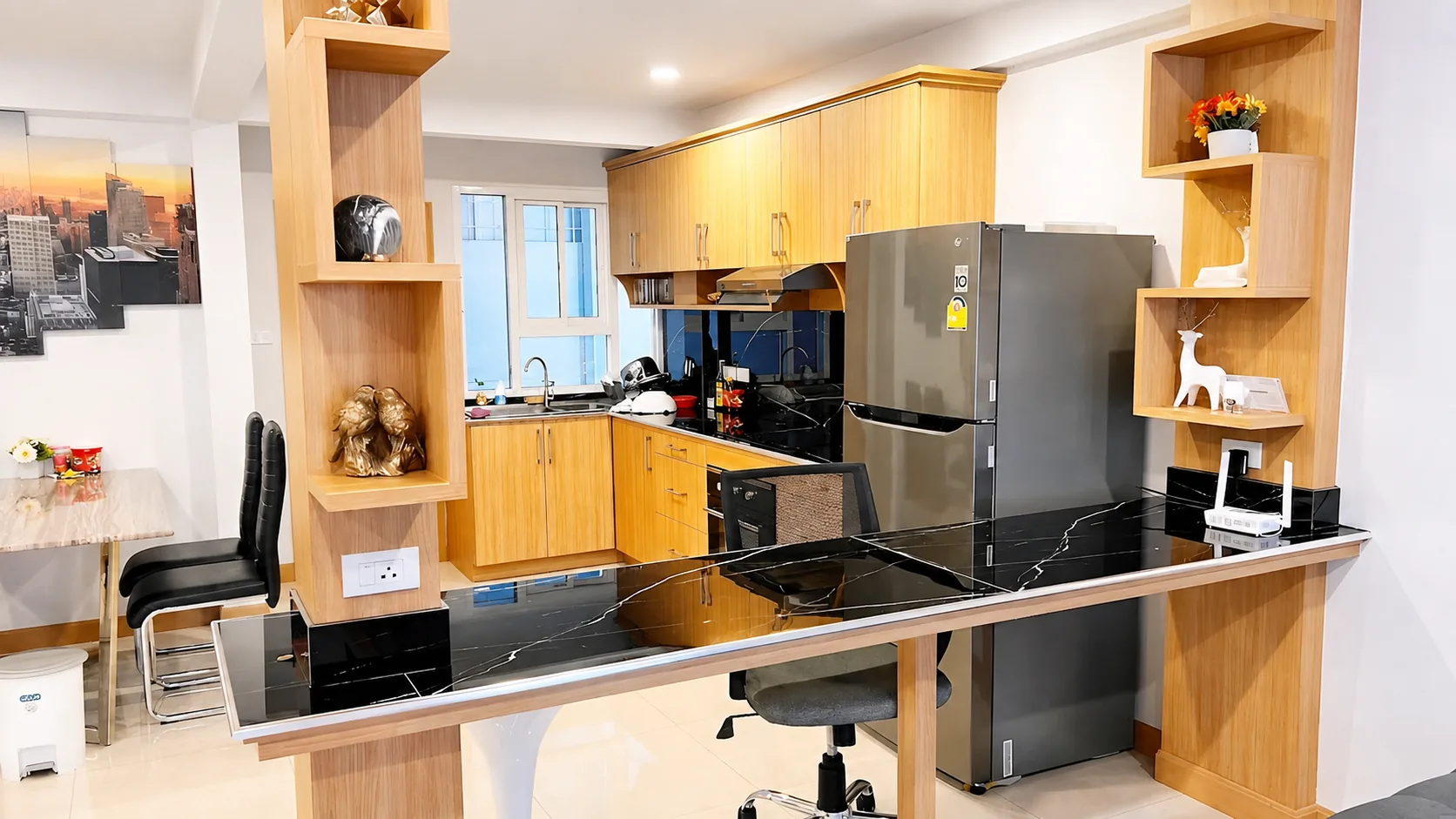 Fully equipped kitchen with breakfast bar